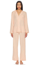 eberjey Gisele Long PJ Set in Peach - eberjey Ensemble pyjama long Gisele en pêche - eberjey Gisele 桃色长睡衣套装 - Eberjey Gisele Langes Pyjama-Set in Pfirsich - eberjey 지젤 롱 파자마 세트 - eberjey Pigiama lungo Gisele color pesca