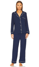 eberjey Gisele Long Pj Set in Navy - eberjey Ensemble pyjama long Gisele en bleu marine - eberjey Gisele 海军蓝长睡衣套装 - Eberjey Gisele Langes Pyjama-Set in Marineblau - eberjey 지젤 롱 파자마 세트 네이비 색상 - eberjey Pigiama lungo Gisele in blu marino