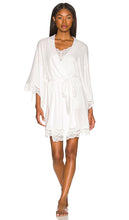 eberjey Mariana The Mademoiselle Kimono Robe in White - eberjey Robe kimono Mariana The Mademoiselle en blanc - eberjey Mariana The Mademoiselle 白色和服长袍 - eberjey Mariana The Mademoiselle Kimono Robe in Weiß - eberjey Mariana 마드모아젤 기모노 가운 화이트 색상 - eberjey Mariana La vestaglia kimono Mademoiselle in bianco