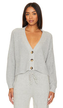 eberjey Recycled Sweater Cropped Cardigan in Grey - eberjey Cardigan court en pull recyclé en gris - eberjey 灰色再生毛衣短款开衫 - Kurzer Cardigan aus recyceltem Eberjey-Pullover in Grau - eberjey Recycled 스웨터 크롭 가디건그레이 색상 - Cardigan corto maglione riciclato eberjey in grigio