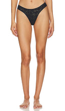 eberjey Soft Stretch High Leg Brief in Black - eberjey - Slip échancré doux et extensible en noir - eberjey 黑色柔软弹力高腿内裤 - Eberjey Soft Stretch Slip mit hohem Beinausschnitt in Schwarz - eberjey 소프트 스트레치 하이 레그 브리프 - eberjey Slip a gamba alta elasticizzato morbido in nero