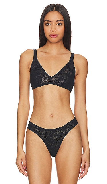 eberjey Soft Stretch Plunge Bralette in Black - eberjey - Bralette plongeante douce et extensible en noir - eberjey 黑色柔软弹力深V文胸 - eberjey Soft Stretch Plunge Bralette in Schwarz - eberjey 소프트 스트레치 플런지 브라렛 블랙 색상 - eberjey bralette morbida elasticizzata con scollo profondo in nero