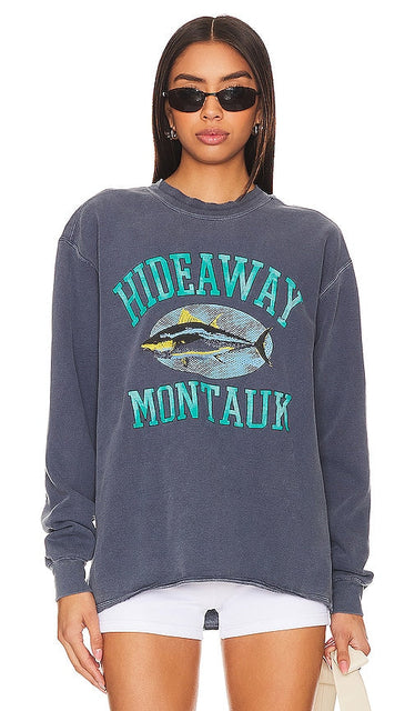 firstport x Hideaway Montauk Crewneck Sweashirt in Slate - firstport x Hideaway Montauk - Sweat-shirt ras du cou en ardoise - Firstport x Hideaway Montauk 板岩色圆领运动衫 - Firstport x Hideaway Montauk Sweatshirt mit Rundhalsausschnitt in Schiefer - firstport x Hideaway Montauk 크루넥 스웨트셔츠 - Felpa girocollo firstport x Hideaway Montauk color ardesia