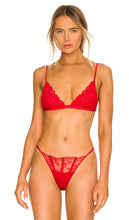 fleur du mal Charlotte Lace Triangle Bra in Red - fleur du mal Soutien-gorge triangle en dentelle Charlotte en rouge - Fleur du mal Charlotte 红色蕾丝三角文胸 - fleur du mal Charlotte Spitzen-Triangel-BH in Rot - fleur du mal 샤를로트 레이스 트라이앵글 브라레드 색상 - fleur du mal Reggiseno a triangolo Charlotte Lace in rosso