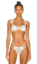 fleur du mal Frankie Lace Balconette Bra in Ivory - fleur du mal Soutien-gorge balconnet en dentelle Frankie en ivoire - fleur du mal Frankie 象牙色蕾丝半罩杯文胸 - fleur du mal Frankie Spitzen-Balconette-BH in Elfenbein - fleur du Mal 프랭키 레이스 발코네트 브라, 아이보리 색상 - fleur du mal Reggiseno a balconcino in pizzo Frankie in avorio