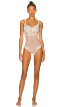 fleur du mal Frankie Lace Bodysuit in Ivory - fleur du mal Body en dentelle Frankie en ivoire - fleur du mal Frankie 象牙色蕾丝连体衣 - fleur du mal Frankie Spitzen-Body in Elfenbein - fleur du mal Frankie 레이스 바디수트 in 아이보리 - fleur du mal Frankie Body in pizzo in avorio
