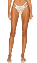 fleur du mal Frankie Lace Strappy Tanga in Ivory - fleur du mal Tanga à bretelles en dentelle Frankie en ivoire - fleur du mal Frankie 象牙色蕾丝吊带 Tanga - fleur du mal Frankie Spitzen-Träger-Tanga in Elfenbein - fleur du mal 아이보리 색상의 Frankie 레이스 스트랩피 탕가 - fleur du mal Tanga con spalline in pizzo Frankie in avorio