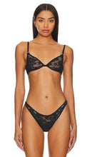 fleur du mal Le Stretch Multifit Unlined Demi Bra in Black - fleur du mal Demi-soutien-gorge Le Stretch Multifit non doublé en noir - fleur du mal 黑色弹力多合身无衬里半胸罩 - fleur du mal Le Stretch Multifit Ungefütterter Demi-BH in Schwarz - fleur du Mal 르 스트레치 멀티핏 언라인드 데미 브라블랙 색상 - fleur du mal Reggiseno demi sfoderato multifit Le Stretch in nero