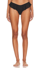 fleur du mal Luxe Flutter Panty in Black - fleur du mal Luxe Flutter Panty en Noir - Fleur du mal 黑色奢华 Flutter 内裤 - fleur du mal Luxe Flutter Panty in Schwarz - fleur du mal 럭스 플러터 팬티 블랙 색상 - fleur du mal Slip svolazzante di lusso in nero