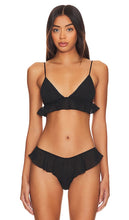 fleur du mal Luxe Flutter Triangle Bra in Black - fleur du mal Luxe Flutter Triangle Bra in Black - fleur du mal 黑色奢华颤动三角文胸 - fleur du mal Luxe Flutter Triangel-BH in Schwarz - fleur du Mal Luxe 플러터 트라이앵글 브라블랙 색상 - fleur du mal Reggiseno a triangolo svolazzante di lusso in nero