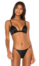 fleur du mal Luxe Plunge Bra in Black - fleur du mal Soutien-gorge plongeant Luxe en noir - 黑色 Fleur du mal 奢华低胸文胸 - fleur du mal Luxe Plunge-BH in Schwarz - fleur du mal Luxe 플런지 브라블랙 색상 - fleur du mal Luxe Reggiseno con scollo profondo in nero
