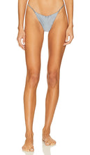 fleur du mal Luxe V-string Thong in Grey - fleur du mal Luxe V-string String en Gris - fleur du mal 灰色奢华 V 弦丁字裤 - fleur du mal Luxe V-String-Tanga in Grau - fleur du mal Luxe 브이스트링 끈팬티 그레이 색상 - fleur du mal Perizoma di lusso con perizoma a V in grigio