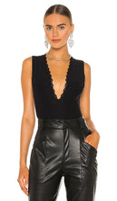 fleur du mal Margo Lace Trim Deep V Bodysuit in Black - fleur du mal Body Margo en V profond avec bordure en dentelle, noir - fleur du mal Margo 黑色蕾丝边深 V 连体衣 - fleur du mal Margo Spitzenbesatz mit tiefem V-Ausschnitt in Schwarz - fleur du Mal Margo 레이스 트림 딥 V 바디수트 (블랙 색상) - fleur du mal Body Margo con finiture in pizzo a V profonda in nero