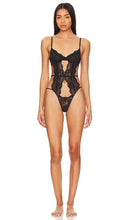 fleur du mal Naomi Lace Bodysuit in Black - fleur du mal Body en dentelle Naomi en noir - Fleur du mal Naomi 黑色蕾丝连体衣 - fleur du mal Naomi Spitzen-Body in Schwarz - fleur du mal Naomi 레이스 바디수트 블랙 색상 - fleur du mal Body in pizzo Naomi in nero