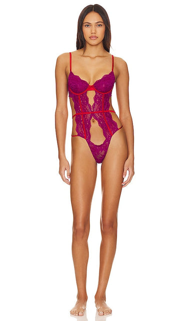fleur du mal Naomi Lace Bodysuit in Purple - fleur du mal Body en dentelle Naomi en violet - Fleur du mal Naomi 紫色蕾丝连体衣 - fleur du mal Naomi Spitzen-Body in Lila - fleur du mal Naomi 레이스 바디수트 - fleur du mal Naomi Body in pizzo viola