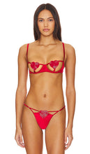 fleur du mal Queen Of Hearts Balconette Bra in Red - fleur du mal Soutien-gorge balconnet Queen Of Hearts en rouge - fleur du mal 红心女王半罩杯文胸 - fleur du mal Queen Of Hearts Balconette-BH in Rot - fleur du Mal Queen Of Hearts 레드 발코네트 브라 - fleur du mal Reggiseno a balconcino Queen Of Hearts in rosso