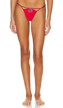 fleur du mal Queen Of Hearts V String in Red - fleur du mal Queen Of Hearts V String en Rouge - fleur du mal 红心皇后 V 弦 - fleur du mal Queen Of Hearts V String in Rot - fleur du Mal Queen Of Hearts V 스트링 레드 색상 - fleur du mal Queen Of Hearts V String in rosso