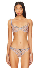 fleur du mal Rose And Vine Embroidery Balconette Bra in Blue - fleur du mal Soutien-gorge balconnet brodé de roses et de vignes en bleu - fleur du mal 玫瑰与藤蔓刺绣蓝色平台文胸 - fleur du mal Balconette-BH mit Rose und Ranken-Stickerei in Blau - fleur du Mal 로즈 앤 바인 자수 발코네트 브라(블루 색상) - fleur du mal Reggiseno a balconcino con ricamo di rose e viti in blu