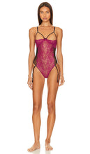 fleur du mal Roxy Peekaboo Garter Bodysuit in Pink - fleur du mal Body Roxy Peekaboo Garter en Rose - Fleur du mal Roxy Peekaboo 粉色吊袜带连体衣 - fleur du mal Roxy Peekaboo Strumpfband-Body in Rosa - fleur du Mal Roxy 피카부 가터 바디수트 핑크 색상 - fleur du mal Body con giarrettiera Roxy Peekaboo in rosa