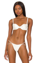 fleur du mal Satin Luxe Balconette Bra in Ivory - fleur du mal Soutien-gorge balconnet Satin Luxe en ivoire - fleur du mal 象牙色缎面奢华半罩杯文胸 - fleur du mal Satin Luxe Balconette-BH in Elfenbein - fleur du Mal 아이보리 색상의 Satin Luxe 발코네트 브라 - fleur du mal Reggiseno a balconcino in raso Luxe in avorio