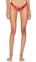 fleur du mal Velvet Lily Embroidery Thong in Red - fleur du mal String brodé Lily en velours en rouge - fleur du mal 红色天鹅绒百合刺绣丁字裤 - fleur du mal Samt-Tanga mit Lily-Stickerei in Rot - fleur du Mal 벨벳 릴리 자수 끈팬티 - fleur du mal Perizoma in velluto con ricamo giglio in rosso
