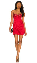 fleur du mal Violet Embroidery Cupped Slip Dress in Red - fleur du mal Robe à bretelles brodée violette en rouge - fleur du mal 红色紫罗兰色刺绣杯托吊带连衣裙 - fleur du mal Violettes Slip-Kleid mit Körbchenstickerei in Rot - fleur du mal 바이올렛 자수 컵드 슬립 드레스레드 색상 - fleur du mal Abito sottoveste a coppa con ricamo viola in rosso