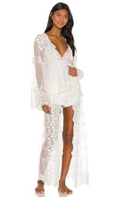 homebodii Madonna Robe in White - homebodii Robe Madonna en Blanc - homebodii 麦当娜白色长袍 - Homebodii Madonna Robe in Weiß - homebodii 마돈나 로브 - homebodii Madonna veste in bianco