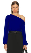 krisa Twist Shoulder Top in Blue - Krisa - Haut à épaules torsadées en bleu - krisa 蓝色扭肩上衣 - Krisa Twist Shoulder Top in Blau - krisa 트위스트 숄더 탑 - Top con spalle Krisa Twist in blu