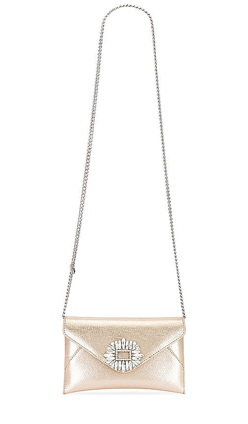 olga berg Antonia Envelope Clutch in Metallic Neutral - olga berg - Antonia - Pochette enveloppe - Neutre métallisé - olga berg Antonia 金属色信封手拿包 - Olga Berg Antonia Envelope Clutch in Metallic Neutral - olga berg Antonia 엔벨로프 클러치, 메탈릭 뉴트럴 소재 - Olga Berg Pochette a busta Antonia in colore neutro metallizzato