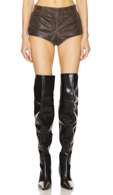 retrofete Aven Leather Short in Brown - short en cuir rétrofete Aven en marron - Retrofete Aven 棕色皮革短裤 - retrofete Aven Ledershorts in Braun - Retrofete AVEN 가죽 쇼츠 브라운 색상 - retrofete Aven Pantaloncini in pelle marrone