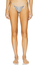 superdown Anaya Bikini Bottom in Metallic Silver - superdown Bas de bikini Anaya en argent métallisé - superdown Anaya 金属银色比基尼泳裤 - superdown Anaya Bikinihose in Metallic-Silber - superdown Anaya 비키니 하의 - Fondo bikini Anaya superdown in argento metallizzato