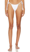 superdown Anneke Bikini Bottom in White - superdown Bas de bikini Anneke en blanc - superdown Anneke 白色比基尼泳裤 - superdown Anneke Bikinihose in Weiß - superdown Anneke 비키니 하의 화이트 색상 - Slip bikini Anneke superdown in bianco