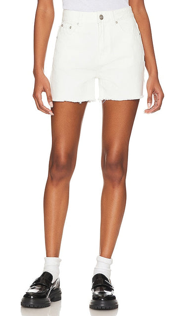 superdown Beata Denim Short in White - superdown Short en jean Beata en blanc - superdown Beata 白色牛仔短裤 - superdown Beata Denim Short in Weiß - superdown Beata 데님 쇼츠 화이트 색상 - Pantaloncini in denim Beata superdown in bianco