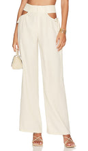 superdown Benny Cut Out Pants in Beige - superdown Pantalon découpé Benny en beige - superdown Benny 米色剪裁长裤 - superdown Benny Cut-Out-Hose in Beige - superdown Benny 컷아웃 팬츠 베이지 색상 - Pantaloni superdown Benny tagliati in beige