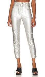 superdown Chanice Buckle Pant in Metallic Silver - superdown Pantalon à boucle Chanice en argent métallisé - superdown Chanice 金属银色搭扣长裤 - superdown Chanice Schnallenhose in Metallic-Silber - superdown Chanice 버클 팬츠 - Pantaloni superdown Chanice con fibbia in argento metallizzato