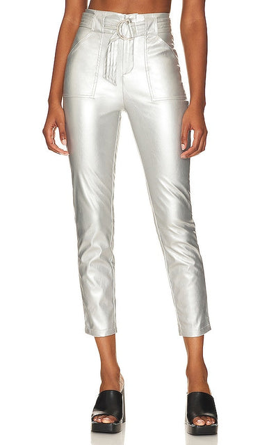 superdown Chanice Buckle Pant in Metallic Silver - superdown Pantalon à boucle Chanice en argent métallisé - superdown Chanice 金属银色搭扣长裤 - superdown Chanice Schnallenhose in Metallic-Silber - superdown Chanice 버클 팬츠 - Pantaloni superdown Chanice con fibbia in argento metallizzato