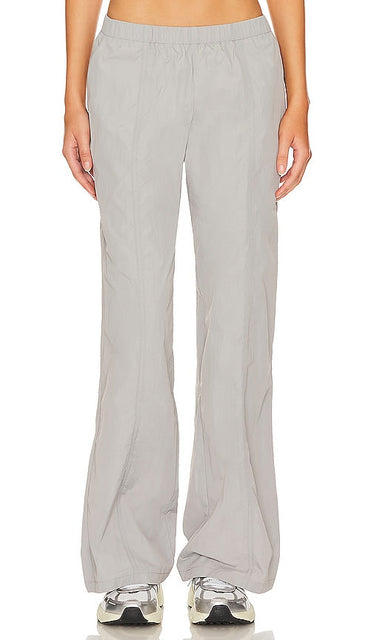 superdown Deona Parachute Pant in Grey - superdown - Pantalon parachute Deona en gris - superdown Deona 灰色降落伞裤 - superdown Deona Fallschirmhose in Grau - superdown DEONA 파라슈트 팬츠 색상은 그레이 - Pantaloni da paracadute Deona superdown in grigio