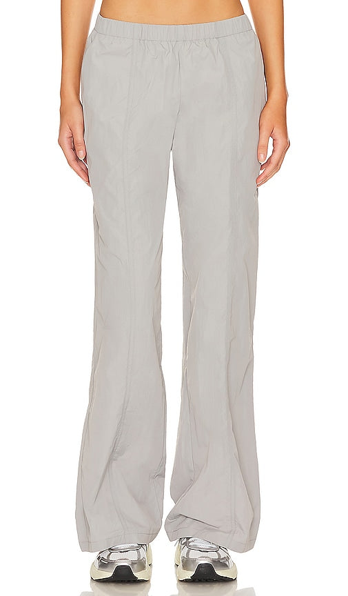 superdown Deona Parachute Pant in Grey - superdown - Pantalon parachute Deona en gris - superdown Deona 灰色降落伞裤 - superdown Deona Fallschirmhose in Grau - superdown DEONA 파라슈트 팬츠 색상은 그레이 - Pantaloni da paracadute Deona superdown in grigio