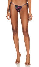 superdown Fay Bikini Bottom in Black - superdown Bas de bikini Fay en Noir - superdown Fay 黑色比基尼泳裤 - superdown Fay Bikinihose in Schwarz - superdown FAY 비키니 하의 블랙 색상 - Slip bikini Fay superdown in nero