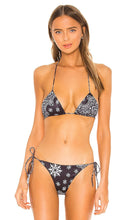 superdown Gwen Bikini Top in Black - superdown - Haut de bikini Gwen en noir - superdown Gwen 黑色比基尼上衣 - superdown Gwen Bikinioberteil in Schwarz - superdown Gwen 비키니 탑 - Top bikini Gwen superdown in nero