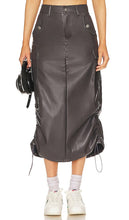 superdown Jordyn Faux Leather Midi Skirt in Grey - superdown Jupe mi-longue en similicuir Jordyn en gris - superdown Jordyn 灰色人造皮革中长半身裙 - superdown Jordyn Kunstleder-Midirock in Grau - superdown Jordyn 인조 가죽 미디 스커트 그레이 색상 - Gonna longuette Jordyn in ecopelle superdown in grigio