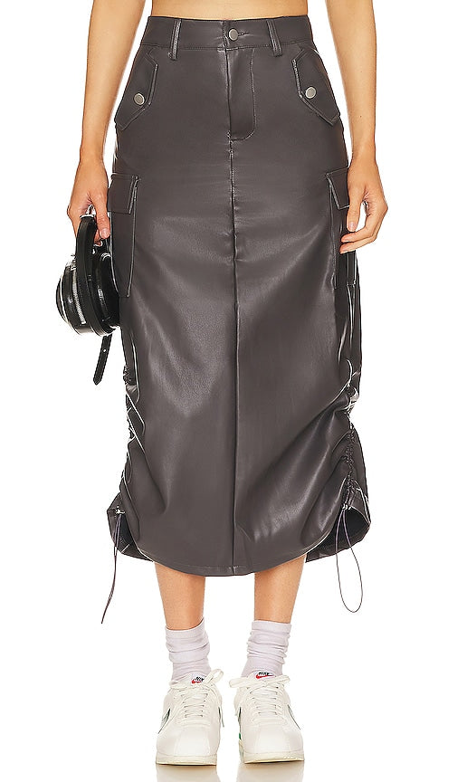 superdown Jordyn Faux Leather Midi Skirt in Grey - superdown Jupe mi-longue en similicuir Jordyn en gris - superdown Jordyn 灰色人造皮革中长半身裙 - superdown Jordyn Kunstleder-Midirock in Grau - superdown Jordyn 인조 가죽 미디 스커트 그레이 색상 - Gonna longuette Jordyn in ecopelle superdown in grigio