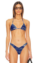superdown Julia Bikini Top in Blue - superdown - Haut de bikini Julia en bleu - superdown Julia 蓝色比基尼上衣 - superdown Julia Bikinioberteil in Blau - superdown Julia 비키니 탑 - Top bikini Julia superdown in blu