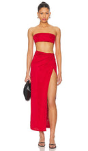superdown Karolyna Maxi Skirt Set in Red - superdown Ensemble jupe longue Karolyna en rouge - superdown Karolyna 红色长裙套装 - superdown Karolyna Maxirock-Set in Rot - superdown Karolyna 맥시 스커트 세트 레드 색상 - Set gonna lunga Karolyna superdown in rosso