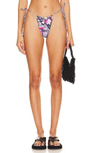 superdown Kimmie Bikini Bottom in Purple - superdown Bas de bikini Kimmie en Violet - superdown Kimmie 紫色比基尼泳裤 - superdown Kimmie Bikinihose in Lila - superdown Kimmie 비키니 하의 퍼플 색상 - slip bikini Kimmie superdown in viola