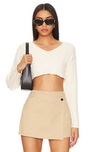 superdown Lorelai Crop Sweater in Ivory - superdown Pull court Lorelai en ivoire - superdown Lorelai 象牙色短款毛衣 - superdown Lorelai Crop Pullover in Elfenbein - superdown Lorelai 크롭 스웨터 아이보리 색상 - Maglione corto Lorelai superdown in avorio