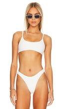 superdown Mia Ribbed Bikini Top in White - superdown - Haut de bikini côtelé Mia en blanc - superdown Mia 白色罗纹比基尼上衣 - superdown Mia geripptes Bikinioberteil in Weiß - superdown MIA 골지 비키니 탑 화이트 색상 - Top bikini a costine Mia superdown in bianco