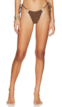 superdown Milada O Ring Bikini Bottom in Chocolate - superdown Bas de bikini Milada O Ring en Chocolat - superdown Milada O 形圈巧克力比基尼泳裤 - superdown Milada O-Ring-Bikinihose in Schokolade - superdown Milada O 링 비키니 하의 초콜릿 색상 - superdown Milada O Ring Slip bikini color cioccolato