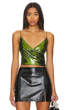 superdown Nadi Drape Top in Green - superdown - Haut drapé Nadi en vert - superdown 绿色 Nadi 垂褶上衣 - superdown Nadi Drape Top in Grün - superdown Nadi 드레이프 탑 - Top drappeggiato Nadi superdown in verde