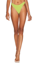 superdown Nerina Rib Bikini Bottom in Green - superdown Bas de bikini côtelé Nerina en vert - superdown Nerina 绿色罗纹比基尼下裤 - superdown Nerina Rib Bikinihose in Grün - superdown Nerina 립 비키니 하의 그린 색상 - Slip bikini superdown Nerina a costine in verde